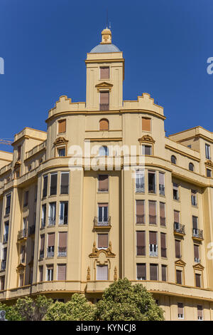 Appartamento Giallo edificio presso la Piazza Tetuan a Valencia, Spagna Foto Stock