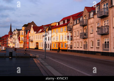 Terrapieno vicino al porto al tramonto, Sonderborg, Danimarca. Foto Stock