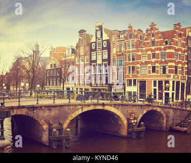 Canale Prinsengracht Amsterdam, Paesi Bassi. Tipiche Case olandese con una cornacchia-frontone a gradini dietro il ponte. Immagine dai toni Foto Stock