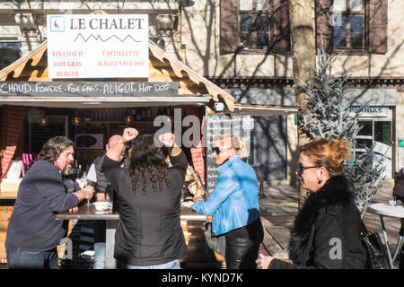 Tradizionale,natale,mercato,a,centro,d,street,scena,natale,decorazioni,centro,d,Carcassonne,Aude,dipartimento,Francia,l'Europa, Foto Stock