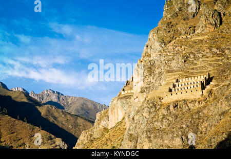 Pinkuylluna, o il magazzino degli edifici dalle antiche società inca di Ollantaytambo, Perù. Foto Stock