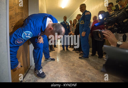 Expedition 53 Soyuz Commander Misurkin Alexander di Roscosmos segni una porta in il cosmonauta hotel in anticipo del suo lancio a bordo di una Soyuz MS-06 navicella spaziale con spedizione 53 ingegneri di volo Joe Acaba e Mark Vande Hei della NASA, Martedì, Settembre 12, 2017 di Baikonur in Kazakhstan. Acaba, Misurkin e Vande Hei trascorreranno circa cinque mesi e mezzo sulla Stazione spaziale internazionale. Photo credit: (NASA/Bill Ingalls) Foto Stock