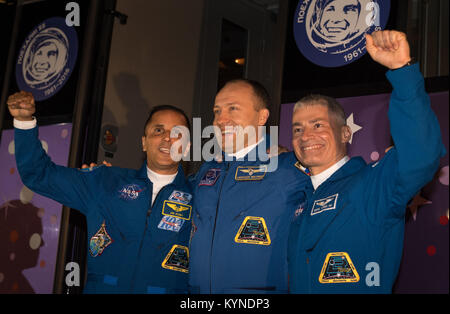 Expedition 53 equipaggi Joe Acaba della NASA, sinistra, Alexander Misurkin di Roscosmos e Mark Vande Hei della NASA, diritto, Wave addio a colleghi e familiari come essi partono il cosmonauta Hotel prima del loro lancio a bordo della Soyuz MS-06 navicella spaziale su Martedì, Settembre 12, 2017 di Baikonur in Kazakhstan. Acaba, Misurkin e Vande Hei trascorreranno circa cinque mesi e mezzo sulla Stazione spaziale internazionale. Photo credit: (NASA/Bill Ingalls) Foto Stock