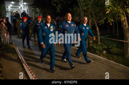 Expedition 53 tecnico di volo Joe Acaba della NASA, sinistra, Expedition 53 Soyuz Commander Misurkin Alexander di Roscosmos e Expedition 53 tecnico di volo Mark Vande Hei della NASA, destra, partono il cosmonauta Hotel prima del loro lancio Soyuz, Martedì, Settembre 12, 2017 di Baikonur in Kazakhstan. Acaba, Misurkin e Vande Hei di spendere circa cinque mesi e mezzo sulla Stazione spaziale internazionale. Photo credit: (NASA/Victor Zelentsov) Foto Stock