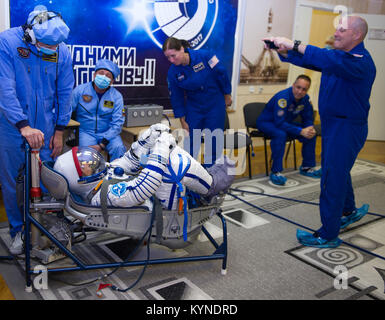 Expedition 53 tecnico di volo Joe Acaba della NASA ha la sua tuta Sokol controllato di pressione come spedizione 53 equipaggio di riserva degli Stati Scott Tingle prende la sua fotografia a poche ore prima del suo lancio a bordo di un razzo Soyuz con spedizione 53 Soyuz Commander Misurkin Alexander di Roscosmos e Expedition 53 tecnico di volo Mark Vande Hei della NASA, Martedì, Settembre 12, 2017, edificio 254, Cosmodromo di Baikonur in Kazakhstan. Acaba, Misurkin e Vande Hei trascorreranno circa cinque mesi e mezzo sulla Stazione spaziale internazionale. Photo credit: (NASA/GCTC/Irina Peshkova) Foto Stock