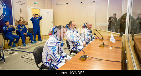 Expedition 53 tecnico di volo Joe Acaba della NASA, sinistra, Soyuz Commander Misurkin Alexander di Roscosmos, centro e Mark Vande Hei della NASA parlare con la famiglia, gli amici e i colleghi come spedizione di backup 53 membri di equipaggio Shannon Walker della NASA, Anton Shkaplerov di Roscosmos e Scott Tingle della NASA guarda sul davanti dell'equipaggio il lancio su un razzo Soyuz, Martedì, Settembre 12, 2017, edificio 254, Cosmodromo di Baikonur in Kazakhstan. Acaba, Misurkin e Vande Hei trascorreranno circa cinque mesi e mezzo sulla Stazione spaziale internazionale. Photo credit: (NASA/GCTC/Irina Peshkova) Foto Stock