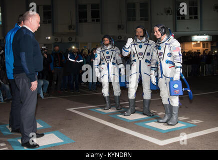 Expedition 53 tecnico di volo Joe Acaba della NASA, sinistra, Soyuz Commander Misurkin Alexander di Roscosmos, centro e tecnico di volo Mark Vande Hei della NASA sono visti come essi partono Edificio 254 e i report per i responsabili di missione a poche ore prima del loro lancio, Martedì, Settembre 12, 2017, Cosmodromo di Baikonur in Kazakhstan. Acaba, Misurkin e Vande Hei trascorreranno circa cinque mesi e mezzo sulla Stazione spaziale internazionale. Photo credit: (NASA/Victor Zelentsov) Foto Stock