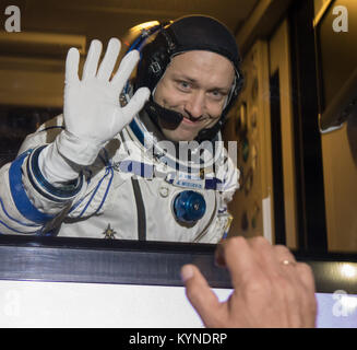 Expedition 53 Soyuz Commander Misurkin Alexander di onde Roscosmos arrivederci come lui e gli ingegneri di volo Mark Vande Hei e Joe Acaba della NASA la testa per il trampolino di lancio per loro il lancio di un razzo Soyuz, Martedì, Settembre 12, 2017, edificio 254, Cosmodromo di Baikonur in Kazakhstan. Acaba, Misurkin e Vande Hei trascorreranno circa cinque mesi e mezzo sulla Stazione spaziale internazionale. Photo credit: (NASA/Victor Zelentsov) Foto Stock