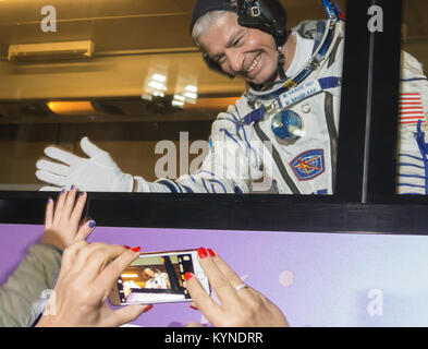 Expedition 53 tecnico di volo Mark Vande Hei della NASA onde arrivederci come lui e tecnico di volo Joe Acaba della NASA e comandante Soyuz Alexander Misurkin Roscosmos di testa per il trampolino di lancio per loro il lancio di un razzo Soyuz, Martedì, Settembre 12, 2017, edificio 254, Cosmodromo di Baikonur in Kazakhstan. Acaba, Misurkin e Vande Hei trascorreranno circa cinque mesi e mezzo sulla Stazione spaziale internazionale. Photo credit: (NASA/Victor Zelentsov) Foto Stock