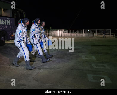 Expedition 53 equipaggi Joe Acaba della NASA, sinistra, Alexander Misurkin di Roscosmos e Mark Vande Hei della NASA a destra, arrivano al lancio Soyuz pad prima del loro lancio, Mercoledì, Settembre 13, 2017, (sett. 12, il tempo DEGLI STATI UNITI). Acaba, Misurkin e Vande Hei trascorreranno circa cinque mesi e mezzo sulla Stazione spaziale internazionale. Photo credit: (NASA/Bill Ingalls) Foto Stock