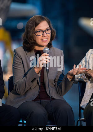 Marit Meyer, ricerca ingegnere aerospaziale, Aerosol Science e la strumentazione, NASA, parla su un pannello sul miglioramento della qualità dell'aria per la salute nello spazio e sulla terra, a un pop-up makerspace ospitato da futuri ingegneri con il supporto dalla NASA e la società americana di Ingegneri Meccanici (ASME), al Steven F. Udvar-Hazy Center, giovedì, 21 settembre 2017 a Chantilly, Virginia. I partecipanti sono stati in grado di creare digital modelli 3D utilizzando Autodesk Tinkercad e guardare gli oggetti vengono stampati con Macurbot 3D stampanti. Photo credit: (NASA/Aubrey Gemignani) Foto Stock