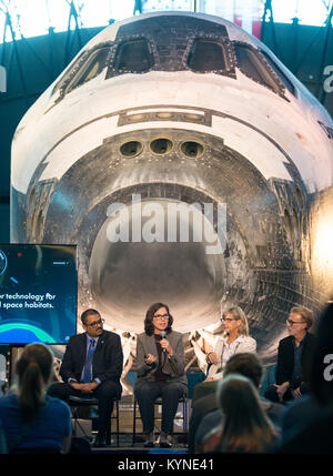 Marit Meyer, ricerca ingegnere aerospaziale, Aerosol Science e la strumentazione, NASA, parla su un pannello sul miglioramento della qualità dell'aria per la salute nello spazio e sulla terra, a un pop-up makerspace ospitato da futuri ingegneri con il supporto dalla NASA e la società americana di Ingegneri Meccanici (ASME), al Steven F. Udvar-Hazy Center, giovedì, 21 settembre 2017 a Chantilly, Virginia. I partecipanti sono stati in grado di creare digital modelli 3D utilizzando Autodesk Tinkercad e guardare gli oggetti vengono stampati con Macurbot 3D stampanti. Photo credit: (NASA/Aubrey Gemignani) Foto Stock