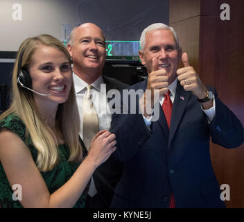 Il vicepresidente Mike Pence visita il Marshall Space Flight Center della NASA, parla con l'equipaggio della Expedition 53 a bordo della stazione spaziale Internazionale e incontra i team che lavorano sullo Space Launch System e su altri programmi di volo spaziale umano. Foto Stock
