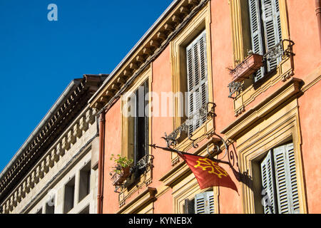 A terrazze,Casa,alloggiamento,a,vecchio,città,cite,d,Carcassonne,a,Occitanie,bandiera, Foto Stock