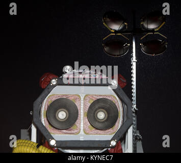 Il 9 novembre 2017, il razzo Orbital ATK Antares è stato spostato dalla Horizontal Integration Facility per lanciare il Pad-0A presso la Wallops Flight Facility della NASA. La missione ha consegnato oltre 7.400 chili di rifornimenti alla stazione spaziale Internazionale. Foto Stock