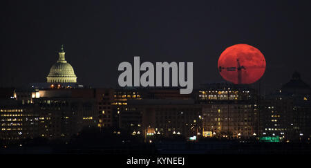 La luna è visto come è sorge, Domenica, Dicembre 3, 2017 a Washington. Oggi la Luna Piena è il primo di tre consecutivi supermoons. I due si verificherà su Gen 1 e Gen 31, 2018. Un supermoon si verifica quando la Luna in orbita è più vicina (perigeo a terra e allo stesso tempo è pieno. Photo credit: (NASA/Bill Ingalls) Foto Stock