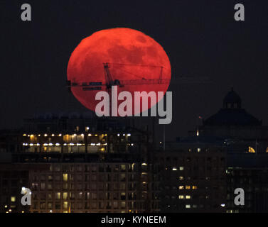 Una superluna sorge su Washington, D.C., il 3 dicembre 2017. Questa Luna piena è la prima di una serie di tre superlune consecutive, quando la Luna è più vicina alla Terra nella sua orbita. Foto Stock