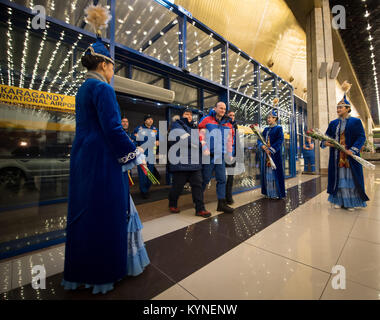 Roscosmos cosmonauta Sergey Ryazanskiy, colore per il primo piano e l'astronauta della NASA Randy Bresnik, sfondo, arrivano all'Aeroporto di Karaganda in Kazakistan aeroporto dopo esse e ESA (Agenzia Spaziale Europea) astronauta Paolo Nespoli sbarcati nei loro Soyuz MS-05 navicella spaziale in una remota area vicino alla città di Zhezkazgan, Kazakistan, giovedì 14 dicembre, 2017. Bresnik, Nespoli e Ryazanskiy stanno ritornando dopo 139 giorni in uno spazio in cui essi sono serviti come membri della spedizione 52 e 53 equipaggi a bordo della Stazione Spaziale Internazionale. Photo credit: (NASA/Bill Ingalls) Foto Stock