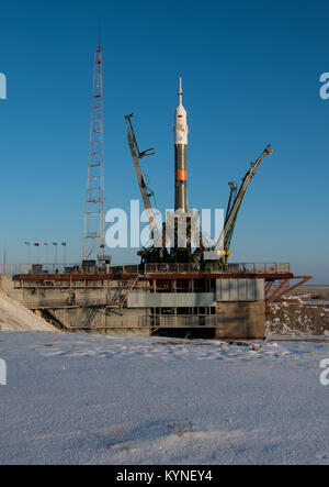 Il razzo Soyuz viene sollevato in posizione presso il cosmodromo di Baikonur per il lancio della Expedition 54. Il comandante di Sojuz Anton Shkaplerov, Scott Tingle della NASA e Norishige Kanai della JAXA saranno lanciati sulla stazione spaziale Internazionale il 17 dicembre 2017. Foto Stock
