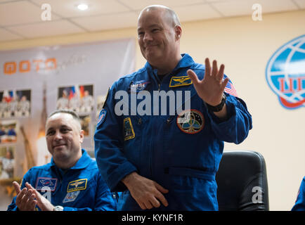 Expedition 54 tecnico di volo Scott Tingle è visto in quarantena, dietro un vetro, durante una conferenza stampa, Sabato, Dicembre 16, 2017 al cosmonauta Hotel di Baikonur in Kazakhstan. Tingle, Soyuz Commander Anton Shkaplerov di Roscosmos e tecnico di volo Norishige Kanai della Japan Aerospace Exploration Agency (JAXA) sono in programma di lancio per la Stazione Spaziale Internazionale a bordo della navicella spaziale Soyuz dal cosmodromo di Baikonur il 17 dicembre. Photo credit: (NASA/Joel Kowsky) Foto Stock