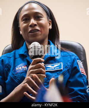 Expedition 54 equipaggio di riserva degli Stati Jeanette Epps della NASA risponde a una domanda nel corso di una conferenza stampa il Sabato, Dicembre 16, 2017 al cosmonauta Hotel di Baikonur in Kazakhstan. Expedition 54 primo equipaggio Soyuz Commander Anton Shkaplerov di Roscosmos, tecnico di volo Scott Tingle della NASA e tecnico di volo Norishige Kanai della Japan Aerospace Exploration Agency (JAXA) sono in programma di lancio per la Stazione Spaziale Internazionale a bordo della navicella spaziale Soyuz dal cosmodromo di Baikonur il 17 dicembre. Photo credit: (NASA/Joel Kowsky) Foto Stock