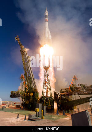 Il Soyuz MS-07 razzo viene lanciato con spedizione 54 Soyuz Commander Anton Shkaplerov di Roscosmos, tecnico di volo Scott Tingle della NASA e tecnico di volo Norishige Kanai della Japan Aerospace Exploration Agency (JAXA), Domenica, Dicembre 17, 2017 presso il cosmodromo di Baikonur in Kazakistan. Shkaplerov, formicolio e Kanai permetterà di trascorrere i prossimi cinque mesi vivere e lavorare a bordo della Stazione Spaziale Internazionale. Photo credit: (NASA/Joel Kowsky) Foto Stock