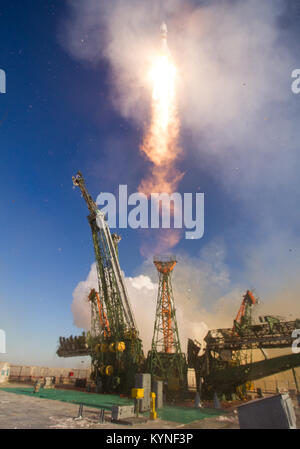 Il Soyuz MS-07 razzo viene lanciato con spedizione 54 Soyuz Commander Anton Shkaplerov di Roscosmos, tecnico di volo Scott Tingle della NASA e tecnico di volo Norishige Kanai della Japan Aerospace Exploration Agency (JAXA), (iptcdow}, Dic 17, 2017 presso il cosmodromo di Baikonur in Kazakistan. Shkaplerov, formicolio e Kanai permetterà di trascorrere i prossimi cinque mesi vivere e lavorare a bordo della Stazione Spaziale Internazionale. Photo credit: (NASA/Joel Kowsky) Foto Stock