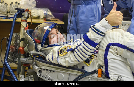 Il comandante della spedizione 54 Sojuz Anton Shkaplerov è sottoposto a controlli di pressione per la sua tuta russa Sokol prima del lancio della Sojuz MS-07 da Baikonur, Kazakistan. La missione manderà Shkaplerov e altri due astronauti alla stazione spaziale Internazionale per una missione di cinque mesi. Foto Stock