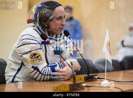 Expedition 54 il comandante di Sojuz Anton Shkaplerov si prepara per la sua missione a bordo della Sojuz MS-07, unendosi agli astronauti Scott Tingle e Norishige Kanai per una missione di cinque mesi a bordo della stazione spaziale Internazionale. Foto Stock