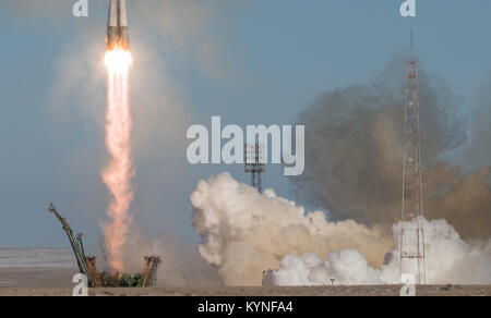 Il Soyuz MS-07 razzo viene lanciato con spedizione 54 Soyuz Commander Anton Shkaplerov di Roscosmos, tecnico di volo Scott Tingle della NASA e tecnico di volo Norishige Kanai della Japan Aerospace Exploration Agency (JAXA), Domenica, Dicembre 17, 2017 presso il cosmodromo di Baikonur in Kazakistan. Shkaplerov, formicolio e Kanai permetterà di trascorrere i prossimi cinque mesi vivere e lavorare a bordo della Stazione Spaziale Internazionale. Photo credit: (NASA/Joel Kowsky) Foto Stock