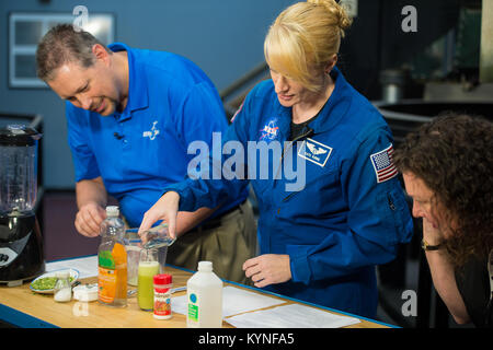 L'astronauta della NASA Kate Rubins conduce un esperimento di DNA per un gambo nel segmento 30, giovedì, 27 Aprile 2017 presso lo Smithsonian, il Museo Nazionale dell'aria e dello spazio a Washington. Rubins servita sulla Stazione Spaziale Internazionale durante spedizioni 48 e 49 e divenne la prima persona ad una sequenza di DNA in uno spazio. Ha completato la sua prima missione quando ha atterrato in una remota area vicino alla città di Zhezkazgan, Kazakistan nel mese di ottobre 2016. Photo credit: (NASA/Aubrey Gemignani) Foto Stock