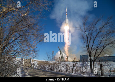 Il Soyuz MS-07 razzo viene lanciato con spedizione 54 Soyuz Commander Anton Shkaplerov di Roscosmos, tecnico di volo Scott Tingle della NASA e tecnico di volo Norishige Kanai della Japan Aerospace Exploration Agency (JAXA), Domenica, Dicembre 17, 2017 presso il cosmodromo di Baikonur in Kazakistan. Shkaplerov, formicolio e Kanai permetterà di trascorrere i prossimi cinque mesi vivere e lavorare a bordo della Stazione Spaziale Internazionale. Photo credit: (NASA/Joel Kowsky) Foto Stock