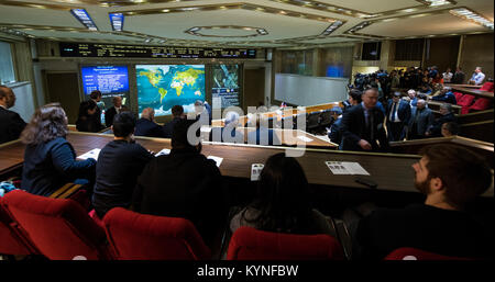 Amici e familiari guardano dal vivo la navicella Sojuz MS-07 mentre ormeggia con la stazione spaziale Internazionale il 19 dicembre 2017. I membri dell'equipaggio della spedizione 54-55 Anton Shkaplerov (Roscosmos), Scott Tingle (NASA) e Norishige Kanai (JAXA) sono a bordo. Foto Stock