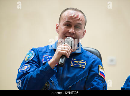 Expedition 51 equipaggio di riserva degli stati, Sergey Ryazanskiy di Roscosmos risponde a una domanda durante una conferenza stampa su Mercoledì, 19 Aprile 2017 presso il cosmonauta Hotel di Baikonur in Kazakhstan. Lancio del razzo Soyuz è prevista per il mese di aprile 20 e porterà Expedition 51 primo equipaggio Soyuz Commander Fyodor Yurchikhin di Roscosmos e tecnico di volo Jack Fischer della NASA, in orbita per iniziare i loro quattro e una metà mese missione sulla Stazione spaziale internazionale. Photo credit: (NASA/Aubrey Gemignani) Foto Stock