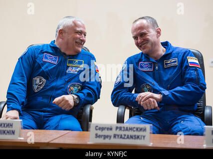 Expedition 51 il primo membro di equipaggio Soyuz Commander Fyodor Yurchikhin di Roscosmos, sinistra, ride con spedizione 51 equipaggio di riserva degli Stati Sergey Ryazanskiy di Roscosmos durante una conferenza stampa su Mercoledì, 19 Aprile 2017 presso il cosmonauta Hotel di Baikonur in Kazakhstan. Lancio del razzo Soyuz è prevista per il mese di aprile 20 e porterà Yurchikhin e tecnico di volo Jack Fischer della NASA in orbita per iniziare i loro quattro e una metà mese missione sulla Stazione spaziale internazionale. Photo credit: (NASA/Aubrey Gemignani). Foto Stock