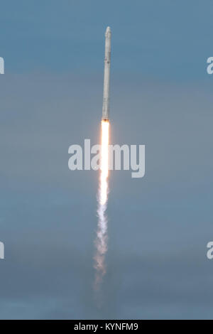 SpaceX Falcon 9 lancia la navicella Dragon dal Kennedy Space Center per consegnare il carico, le attrezzature scientifiche e gli strumenti di ricerca alla stazione spaziale Internazionale, supportando l'osservazione della Terra e gli studi sulle stelle dei neutroni. Foto Stock