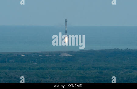 Un booster SpaceX Falcon 9 di primo stadio ha ottenuto un atterraggio di successo dopo il lancio di una navicella Dragon che trasportava quasi 6.000 chili di ricerca, rifornimenti e hardware alla stazione spaziale Internazionale; la missione è stata lanciata dal Kennedy Space Center e ha segnato una pietra miliare. Foto Stock