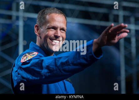 Il 42-anno-vecchio astronauta della NASA candidato Robert Hines onde come egli è introdotto come uno dei dodici nuovi candidati, Mercoledì, 7 giugno 2017 durante un evento in corrispondenza di NASA Johnson Space Center a Houston, Texas. Dopo aver completato due anni di formazione, il nuovo astronauta candidati potevano essere assegnata alle missioni di eseguire ricerche sulla Stazione spaziale internazionale, lanciando dal suolo americano su veicoli spaziali costruiti da compagnie commerciali e lancio su dello spazio profondo in missioni NASA il nuovo veicolo spaziale Orion e lo spazio di sistema di lancio di un razzo. Photo credit: (NASA/Bill Ingalls) Foto Stock