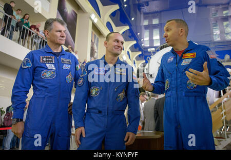 Gli astronauti della Expedition 52 Paolo Nespoli, Sergey Ryazanskiy e Randy Bresnik si preparano per la loro prossima missione durante gli esami di qualificazione al Gagarin Cosmonaut Training Center in Russia. Foto Stock