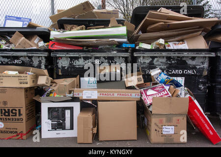 Carta e cartone di riciclo a straripamento consiglio un punto di raccolta, UK. Foto Stock