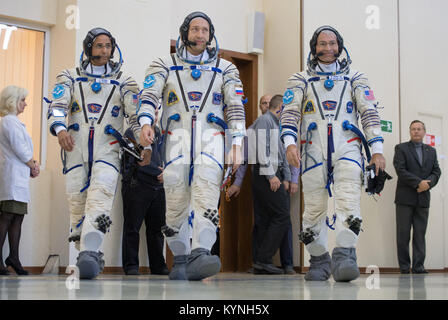 Expedition 53 membri di equipaggio: Joe Acaba, sinistra, Alexander Misurkin, centro e Mark Vande Hei preparare per iniziare la loro Soyuz esami di qualifica, giovedì 31 agosto, 2017 al Gagarin Cosmonaut Training Center (GCTC) in Star City, Russia. Photo credit: (NASA/Bill Ingalls) Foto Stock