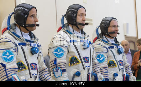 Expedition 53 membri di equipaggio: Joe Acaba, sinistra, Alexander Misurkin, centro e Mark Vande Hei preparare per iniziare la loro Soyuz esami di qualifica, giovedì 31 agosto, 2017 al Gagarin Cosmonaut Training Center (GCTC) in Star City, Russia. Photo credit: (NASA/Bill Ingalls) Foto Stock