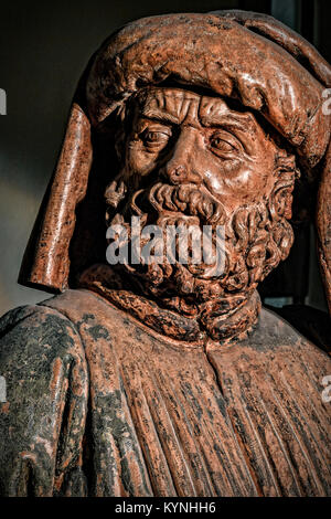 Italia Emilia Romagna Bologna - complesso monumentale di Santa Maria della Vita - Chiesa Compianto sul Cristo morto di Niccolò D'Puglia o dell'Arca - Statua di Giuseppe d'Arimatea Foto Stock