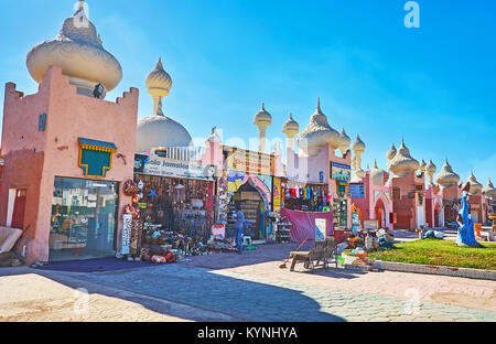 SHARM EL SHEIKH, Egitto- Dicembre 15, 2017: Alf Leila Wa Leila (1001 notti) Bazar è moderna area shopping, costruito in stile Arabo con turiste multipli Foto Stock