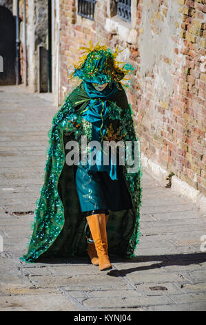 Donna mascherata a piedi in strada durante il carnevale di Venica, Italia Foto Stock
