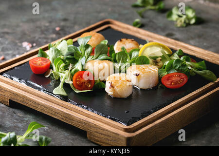 Capesante fritto con salsa di burro Foto Stock