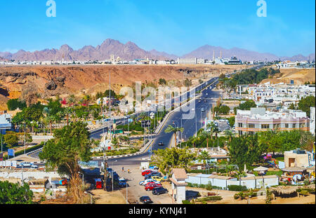 SHARM EL SHEIKH, Egitto - 15 dicembre 2017: Veduta aerea della El Salam road a Sharm el Maya district, stretching tra le scogliere rocciose, a dicembre Foto Stock