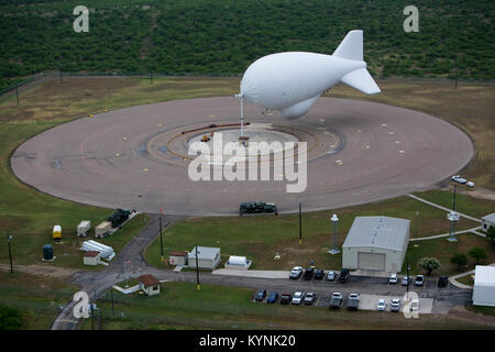 Eagle pass, TX - l aerostato Tethered sistema Radar (TAR) è il basso livello di massa airborne sistema di sorveglianza che utilizza aerostats (ormeggiati palloncini) come piattaforme di radar. Stati Uniti Delle dogane e della protezione delle frontiere, aria e operazioni Marine utilizzare i catrami per fornire persistente, long-range di rilevamento e monitoraggio (sorveglianza radar) Capacità per interdicting a basso livello aereo, marittimo e la superficie contrabbandieri e trafficanti di stupefacenti. Fotografo: Donna Burton Foto Stock