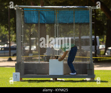 Il 27 giugno 2017, un evento stampa tenuto dalla U.S. Consumer Product Safety Commission a Washington, D.C. ha utilizzato manichini per dimostrare l'impatto pericoloso e spesso fatale dei fuochi d'artificio illegali, con il supporto della U.S. Customs and Border Protection. Foto Stock