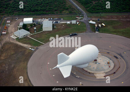 Eagle pass, TX - l aerostato Tethered sistema Radar (TAR) è il basso livello di massa airborne sistema di sorveglianza che utilizza aerostats (ormeggiati palloncini) come piattaforme di radar. Stati Uniti Delle dogane e della protezione delle frontiere, aria e operazioni Marine utilizzare i catrami per fornire persistente, long-range di rilevamento e monitoraggio (sorveglianza radar) Capacità per interdicting a basso livello aereo, marittimo e la superficie contrabbandieri e trafficanti di stupefacenti. Fotografo: Donna Burton Foto Stock